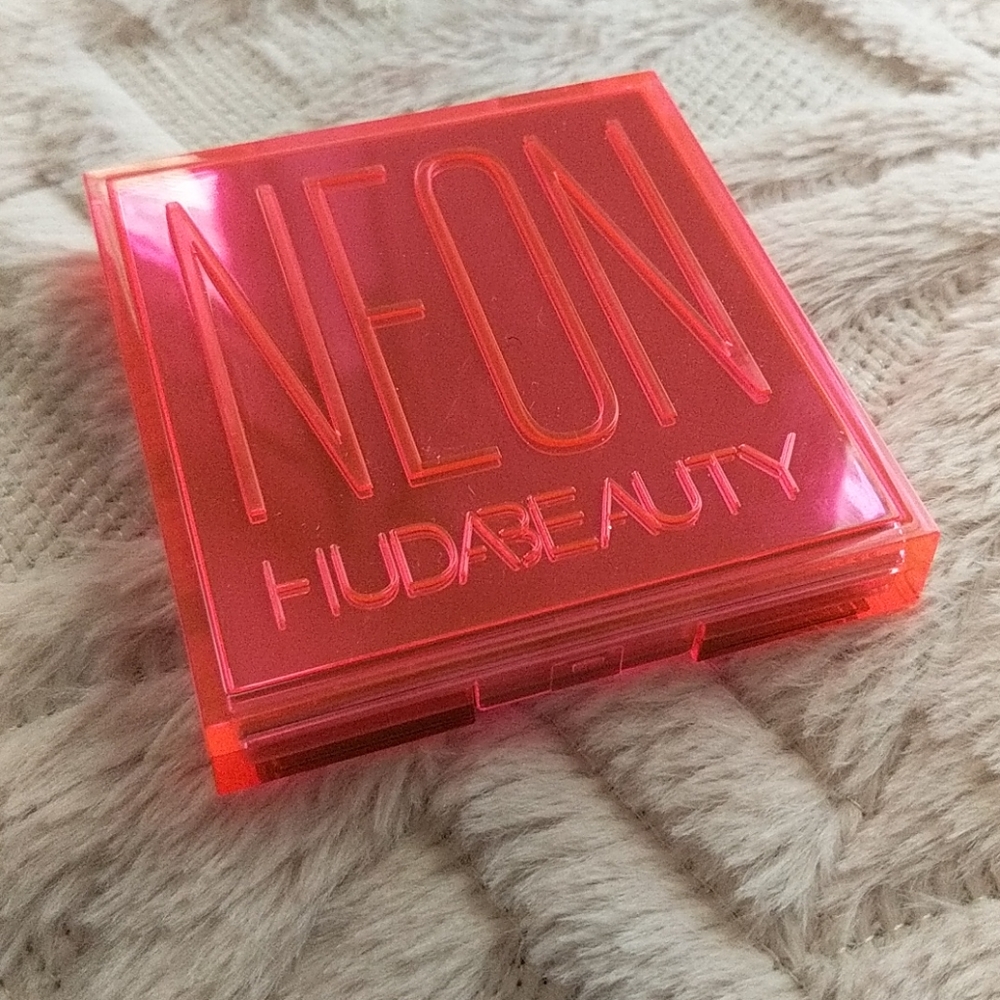 Huda - Neon Pink palette + gift!